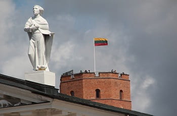 La bandiera della Lituania sulla fortezza di Vilnius