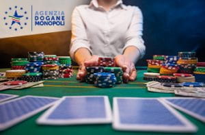 Il logo della Agenzia Dogane e Monopoli e un giocatore al casinò