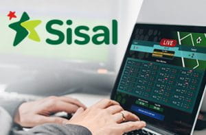 Un laptop aperto sul sito di un bookmaker online e il logo di Sisal