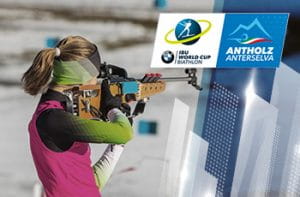 Il logo dell’IBU di biathlon e una biathleta in azione