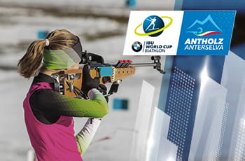 Il logo dell’IBU di biathlon e una biathleta in azione