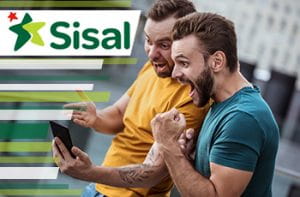 Il logo di Sisal e due ragazzi che esultano davanti a uno smartphone