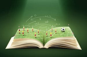 Libro aperto con degli schemi di calcio.