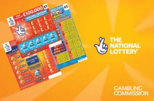 3 ticket della Lotteria Nazionale inglese, logo National Lottery, logo Gambling Commission.