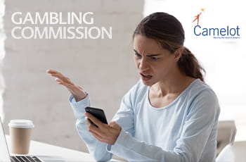 Ragazza arrabbiata con in mano uno smartphone, logo Camelot, logo Gambling Commission