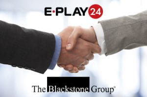 Stretta di mano tra 2 persone, logo ePlay24, logo Blackstone Group