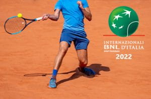 Tennista in azione, logo Internazionali BNL d'Italia 2022