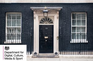 Facciata di 10 downing street London, logo Department for Digital, Culture, Media & Sport