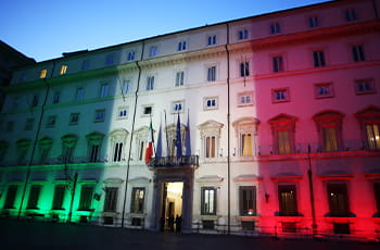 Palazzo Chigi illuminato con i colori della bandiera italiana