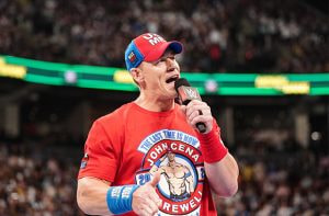 John Cena a centro ring con microfono in mano