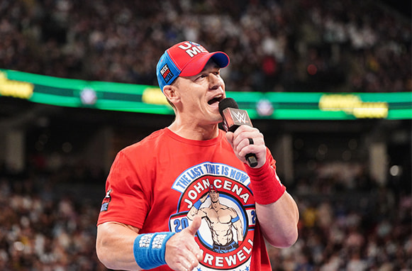 John Cena a centro ring con microfono in mano