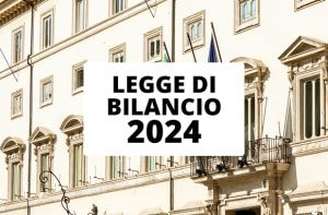 Palazzo Chigi e scritta Legge di bilancio 2024