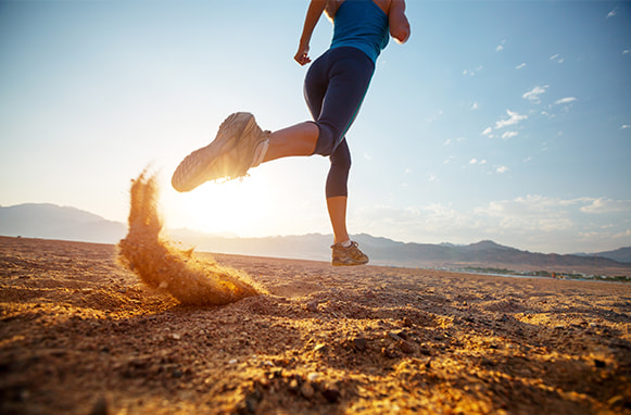 Atleta che corre nel deserto