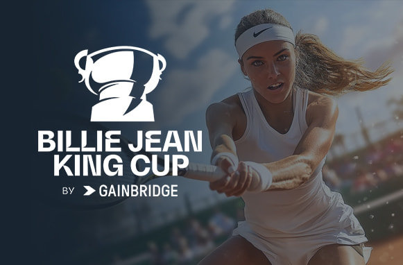 Tennista in azione, logo BIllie Jean King Cup