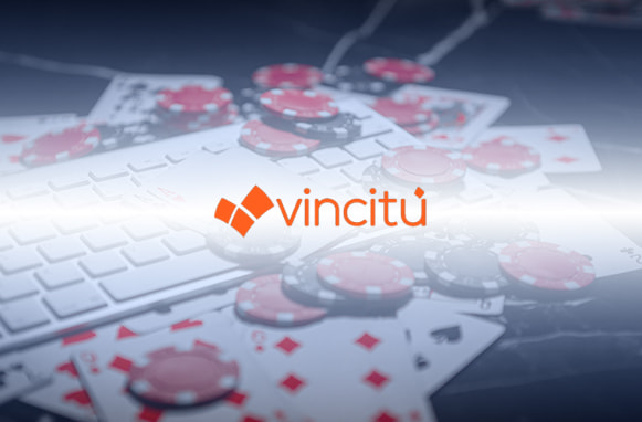 Tastiera, fiches, carte da poker e logo VinciTu