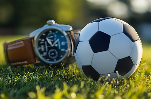 Un pallone da calcio e un orologio